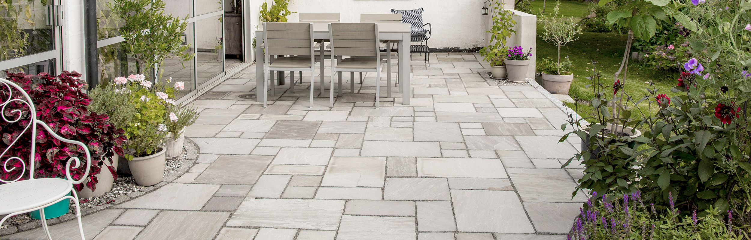 Grå Sandsten Romanum på en uteplats