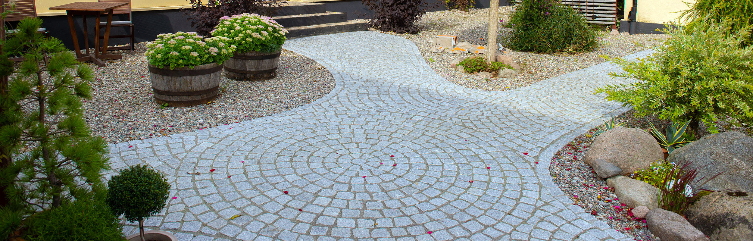 Granit smågatsten Bohus grå och sjösten vid entré