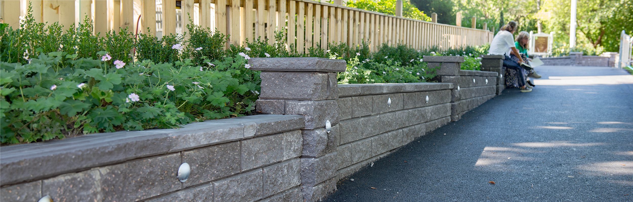 Vättermur i antracit med belysning