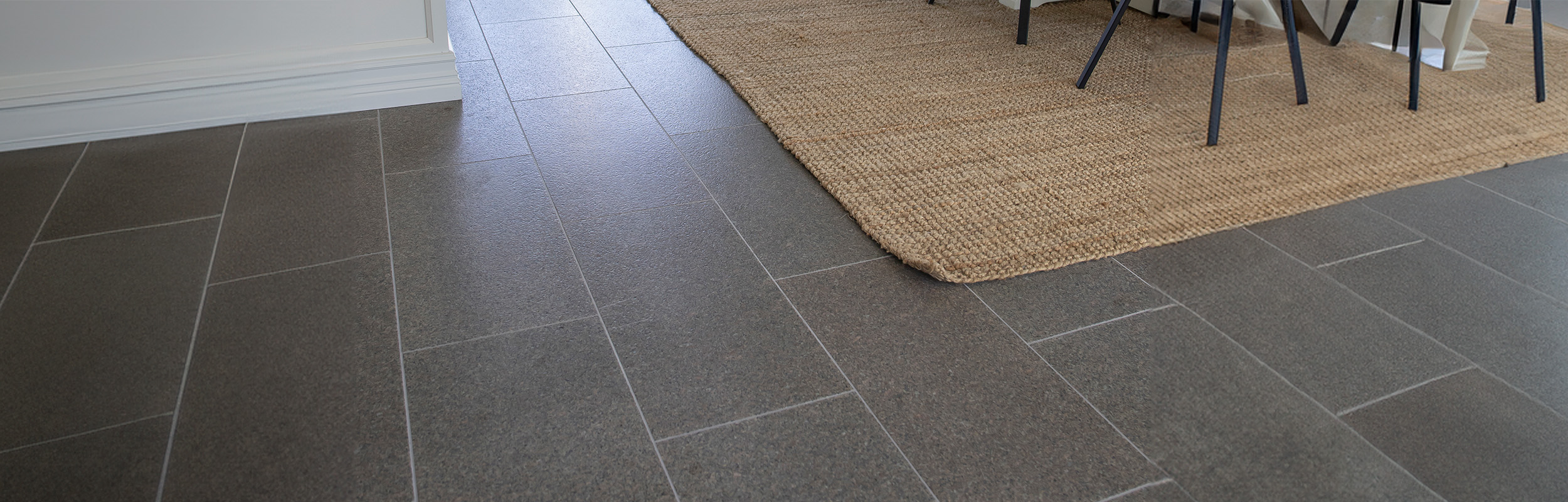 Rum med Bohus inomhusgranit som golvplattor