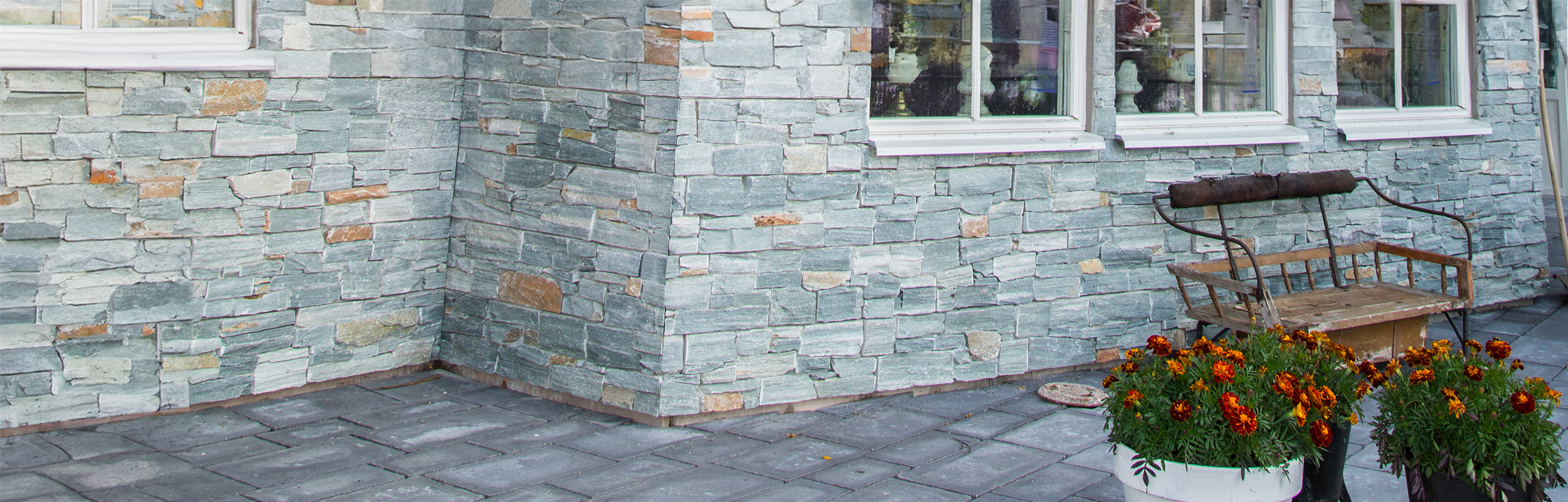 Grå skiffervägg på hus