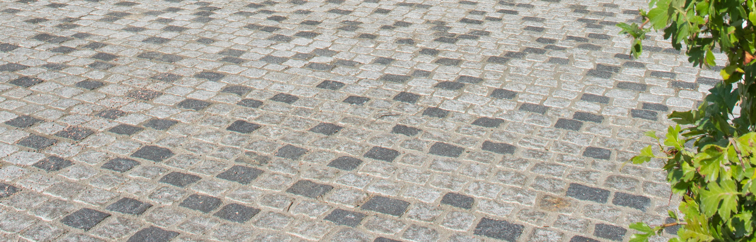 Gatsten  med Romex hårdgfog på garageuppfart