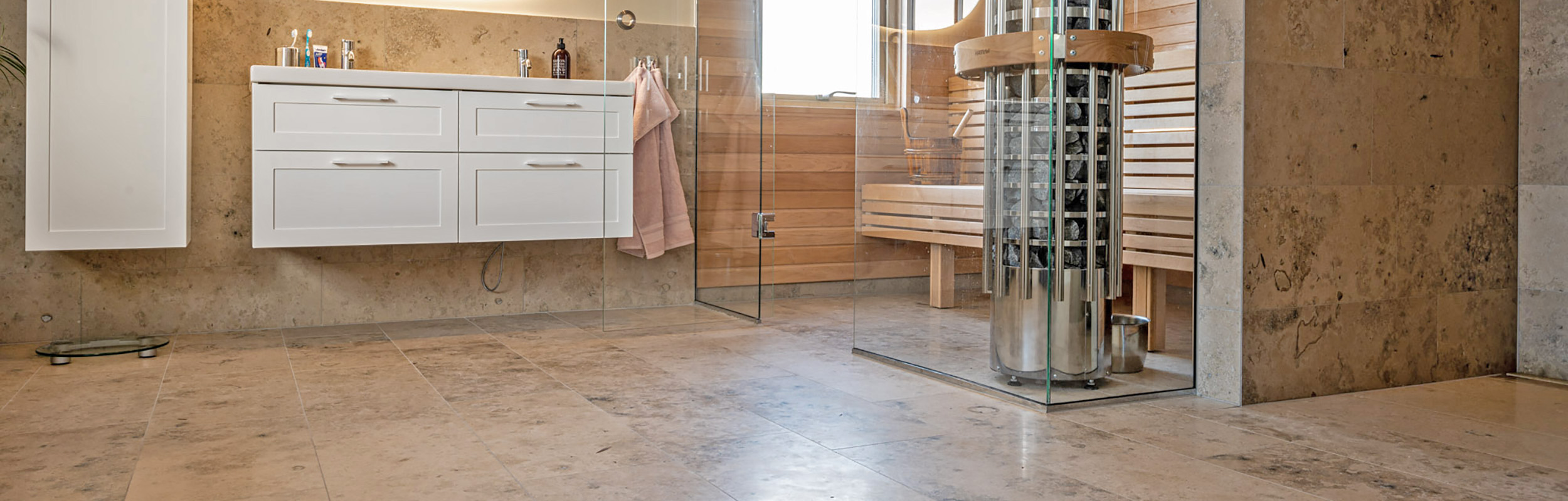 Badrum med kalksten Jura på golv och väggar