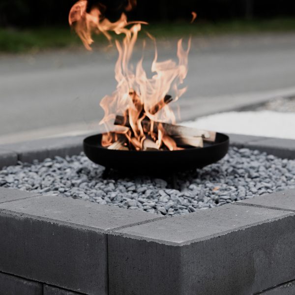 Eldstad i stenrabatt.