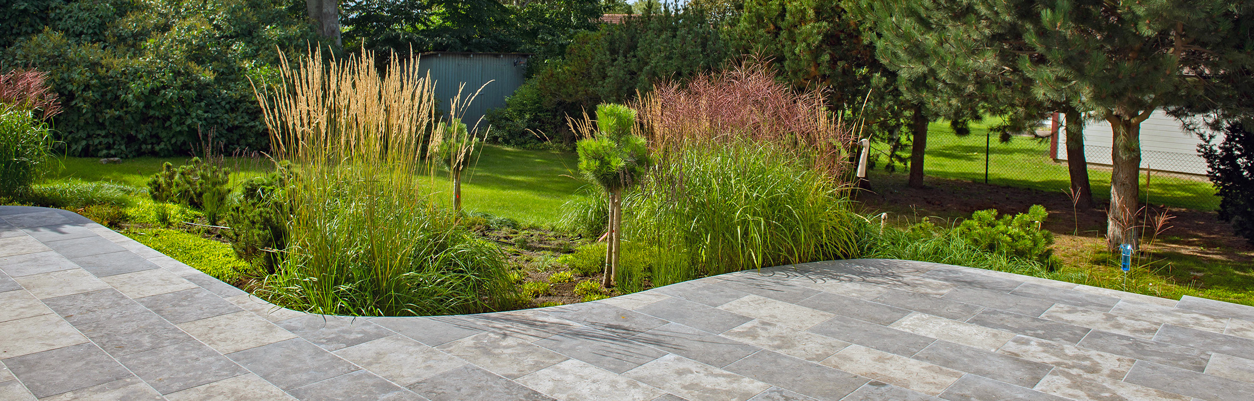 Uteplats med kalksten Giza och en rundad sågad ytterkant