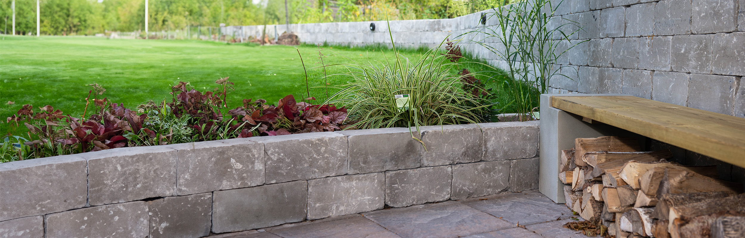 Villablock iantracit som fristående mur och stödmur mot rabatt