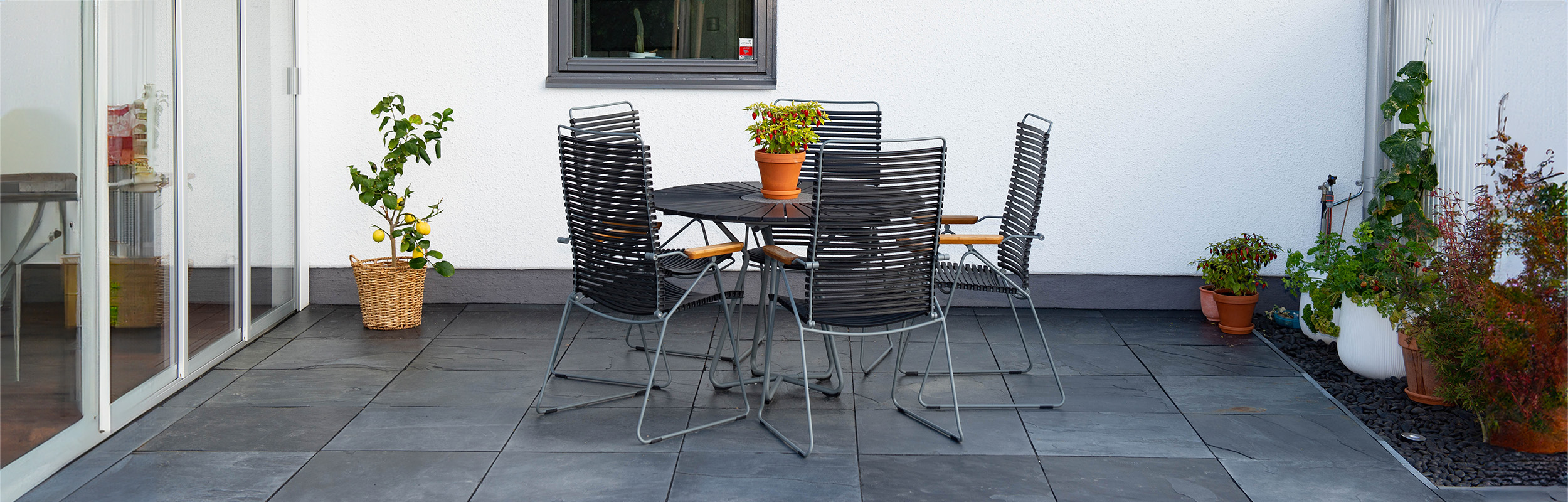 Uteplats med svart skiffer, 60x60 cm