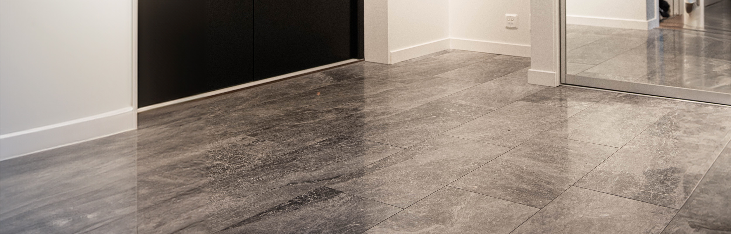 Grått marmorgolv i hall