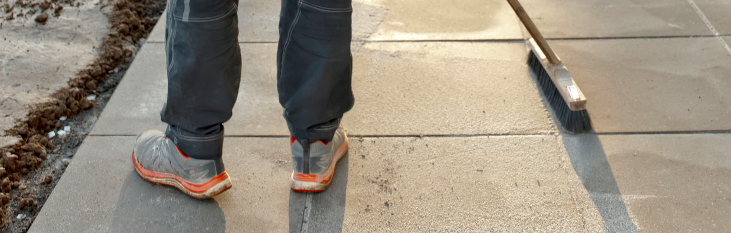 Fogning av marksten med borste