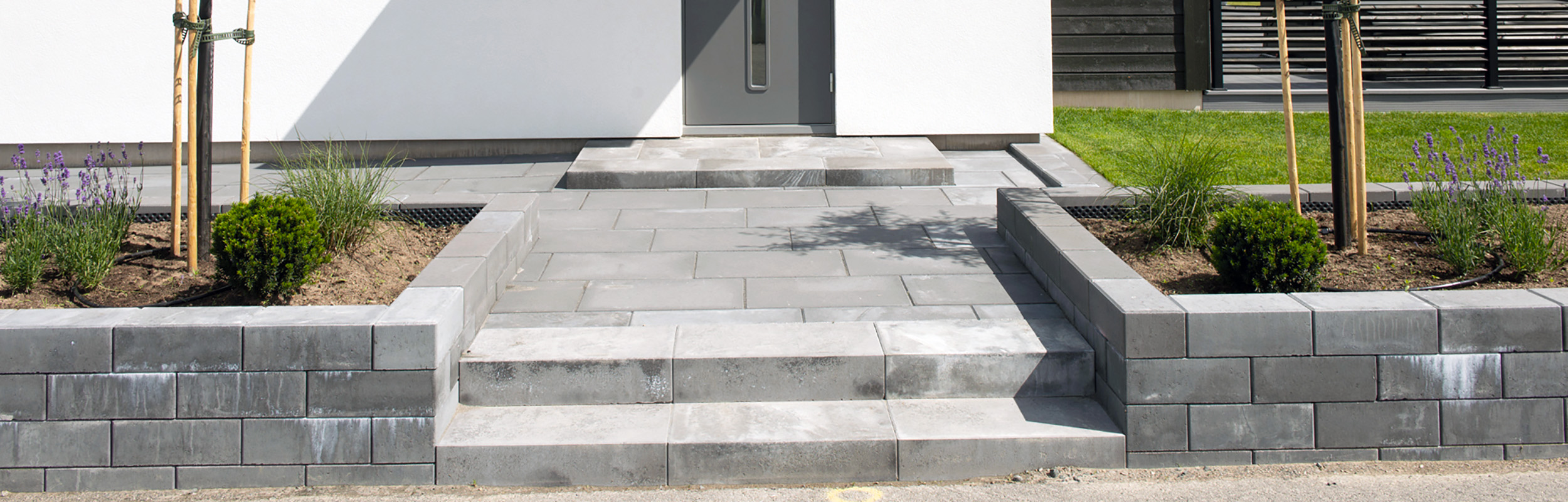 Mur med Basic mursten, Funkis marksten  och trappblock i antracit