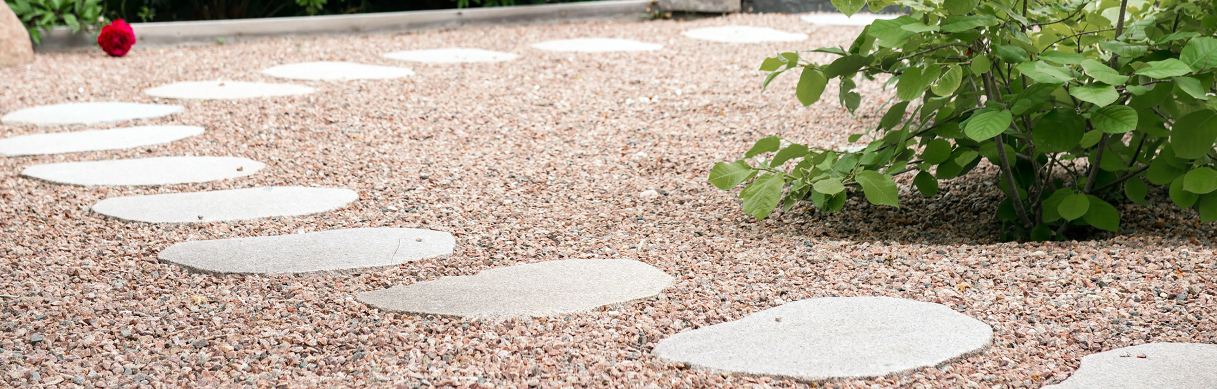 Gårdssingel i rödton och stegsten i röd granit