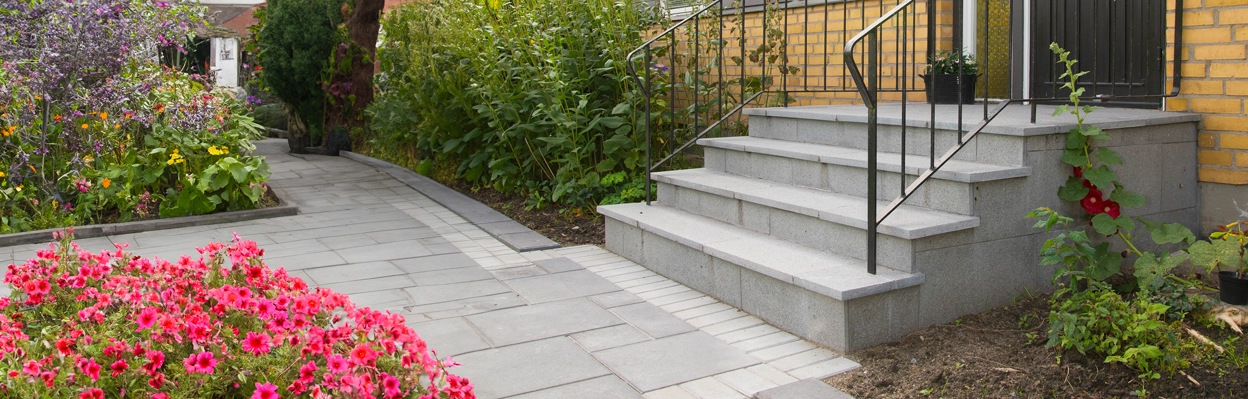 Trappa med trappbeklädnad i grafitfärgad granit