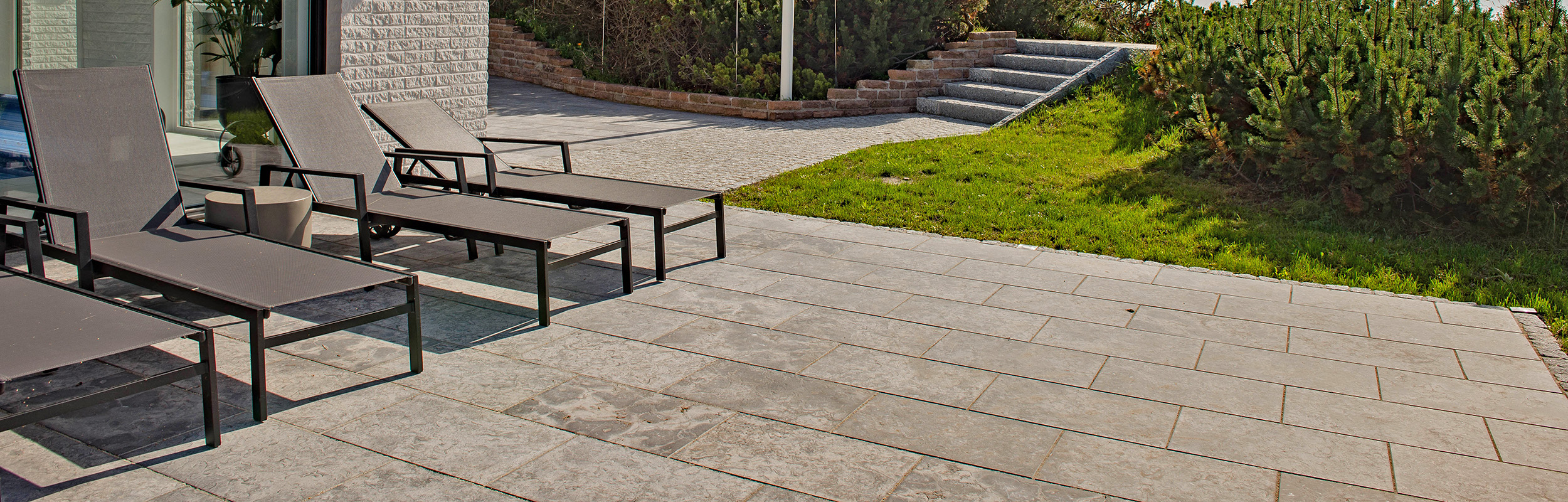 Uteplats med Kalksten Giza och solstolar