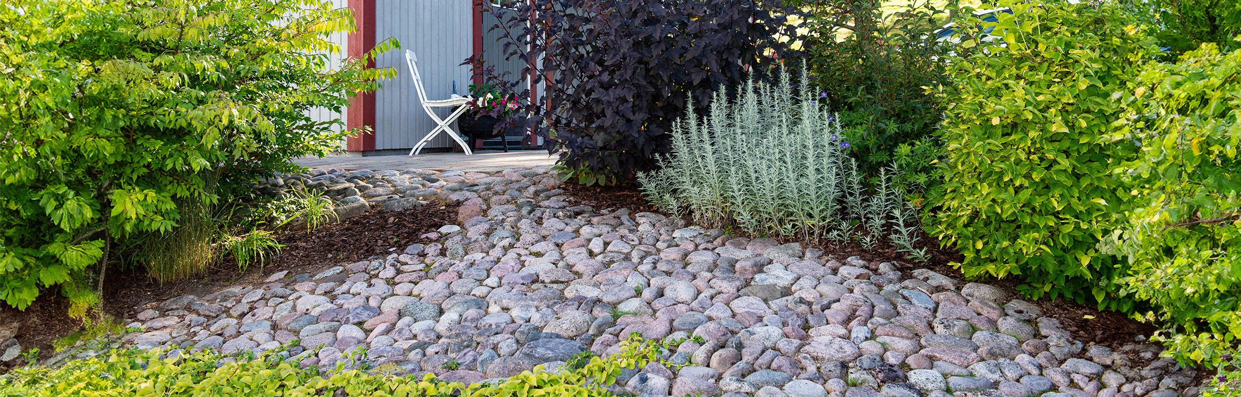 Kullersten i sluttning mot rabatter