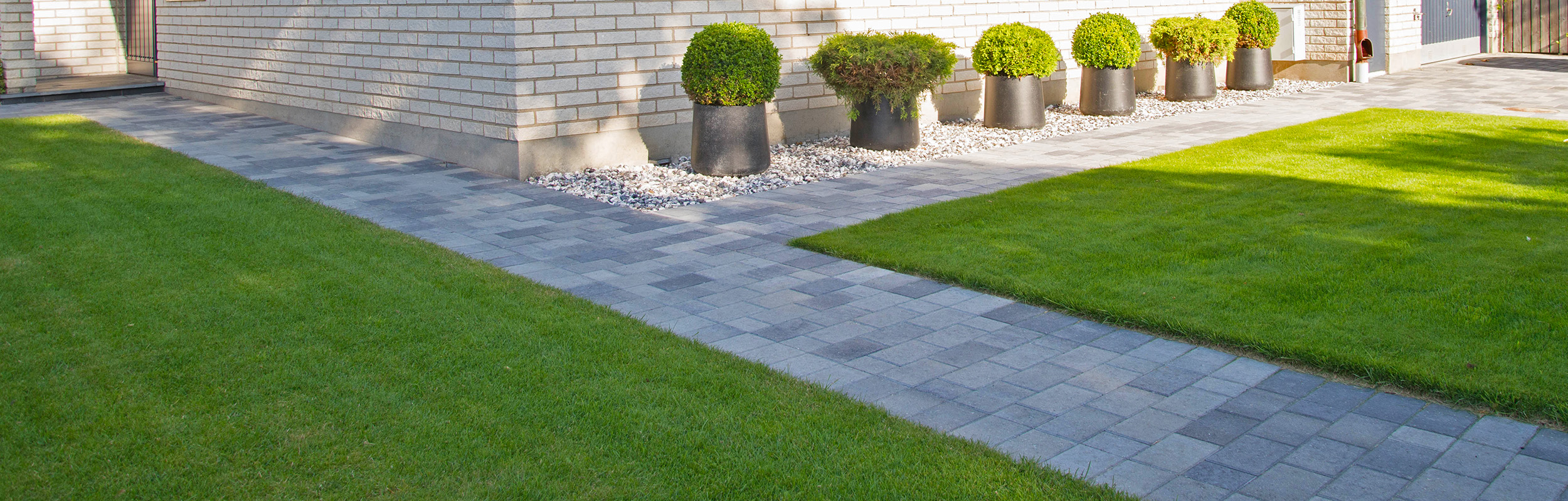 Trädgårdsgång med bondesten i grågrafit