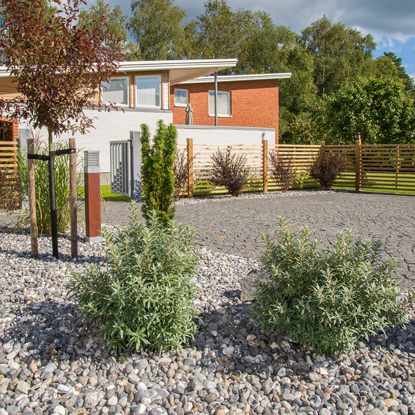 Uppfart-sjösten grafitmelerad gatsten.jpg