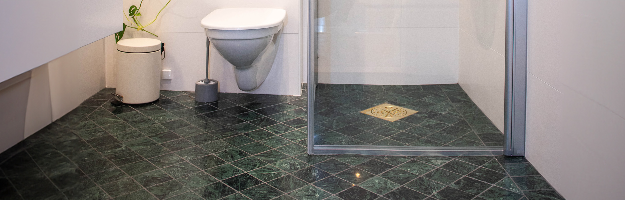 Grönt marmorgolv, 10x10 cm i badrum