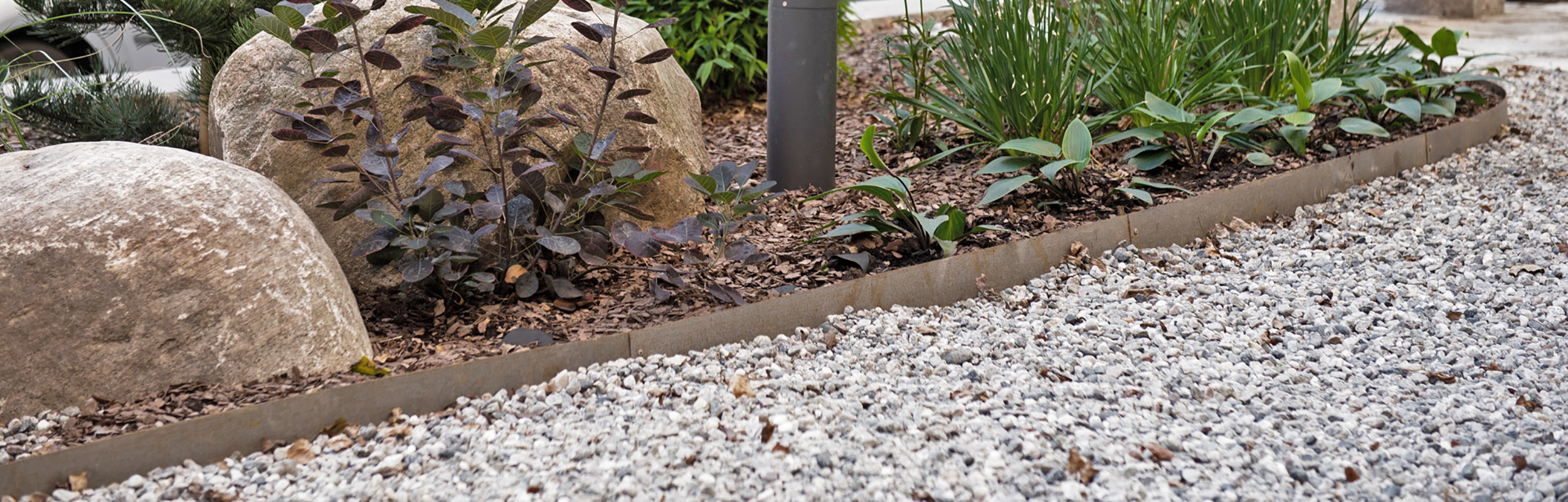 Gråmelerad gårdssingel  och kantstal i corten